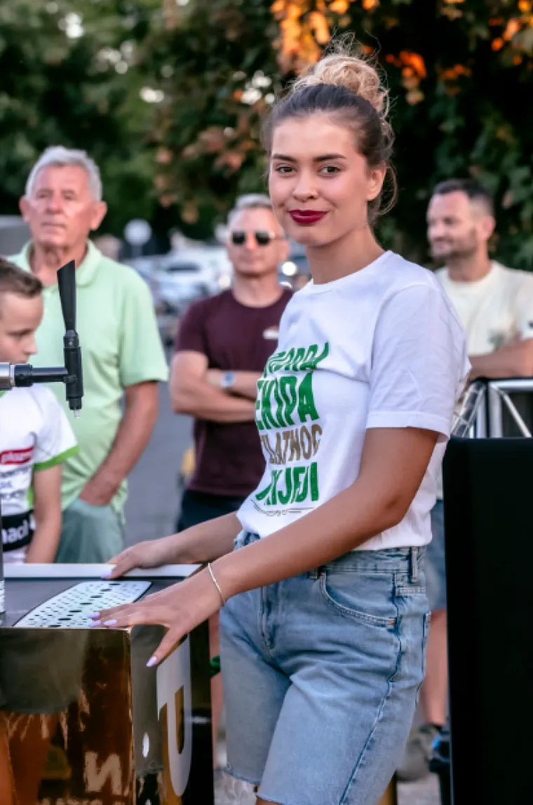 Brineta u bijelom prošetala duge noge i osvojila poglede znatiželjnih Slavonaca