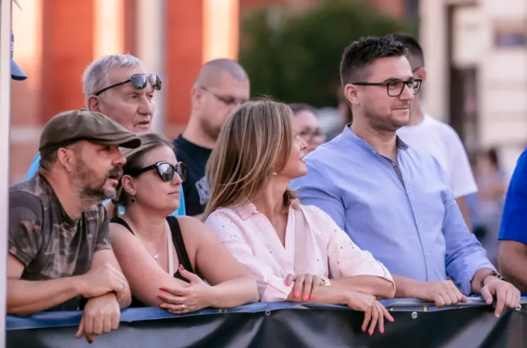 Brineta u bijelom prošetala duge noge i osvojila poglede znatiželjnih Slavonaca
