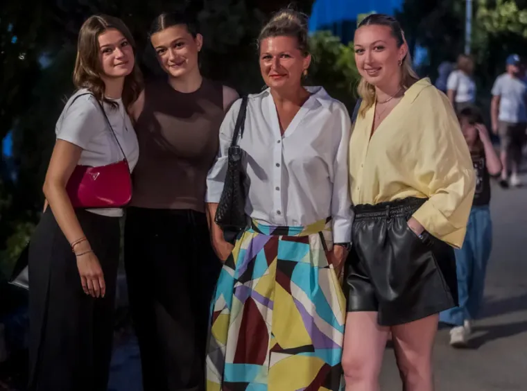 Brineta u bijelom prošetala duge noge i osvojila poglede znatiželjnih Slavonaca