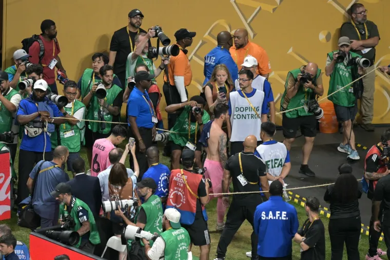 Tužan izraz lica Lea Messija po izlasku sa stadiona: Jedna djevojka ipak je ukrala show