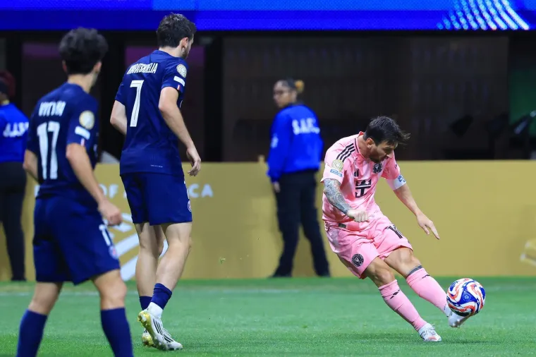 Tužan izraz lica Lea Messija po izlasku sa stadiona: Jedna djevojka ipak je ukrala show