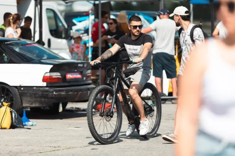 Dok su automobili plesali po asfaltu, svi su krajičkom oka gledali ljepoticu u kratkim hlačama