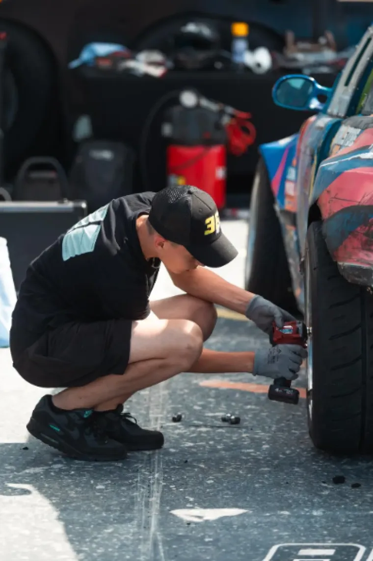Dok su automobili plesali po asfaltu, svi su krajičkom oka gledali ljepoticu u kratkim hlačama