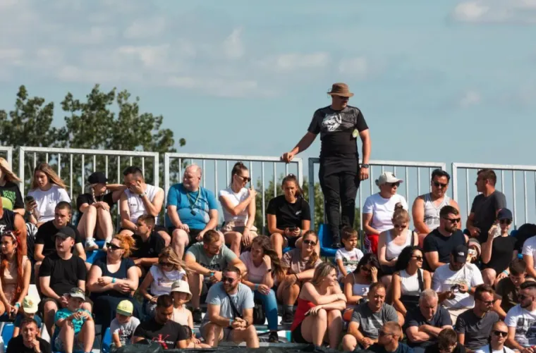 Dok su automobili plesali po asfaltu, svi su krajičkom oka gledali ljepoticu u kratkim hlačama