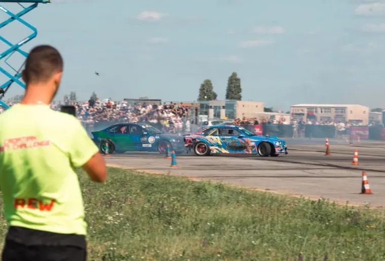 Dok su automobili plesali po asfaltu, svi su krajičkom oka gledali ljepoticu u kratkim hlačama