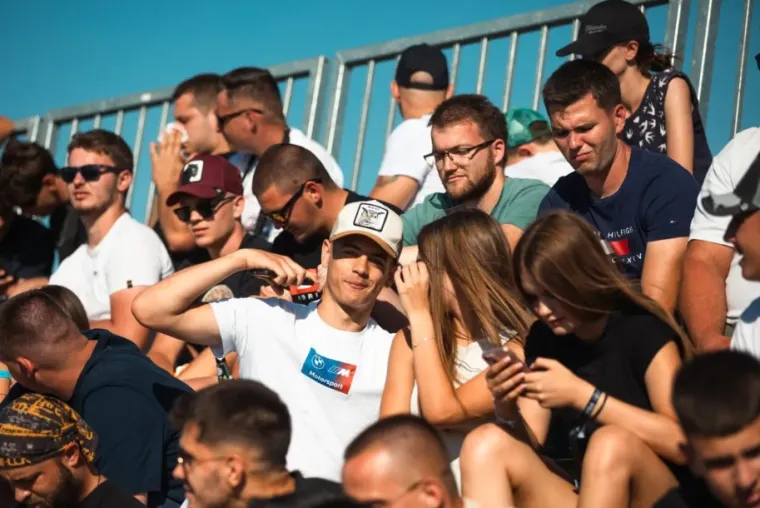 Dok su automobili plesali po asfaltu, svi su krajičkom oka gledali ljepoticu u kratkim hlačama