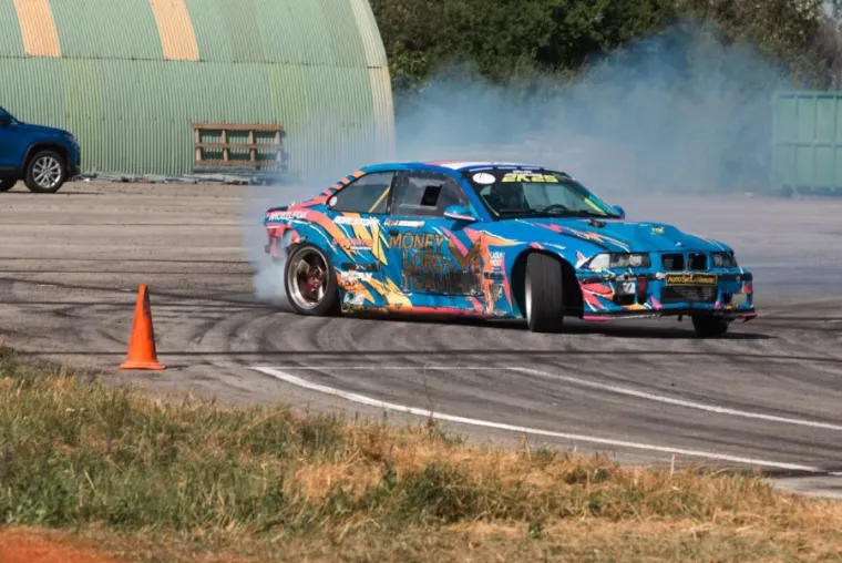 Dok su automobili plesali po asfaltu, svi su krajičkom oka gledali ljepoticu u kratkim hlačama