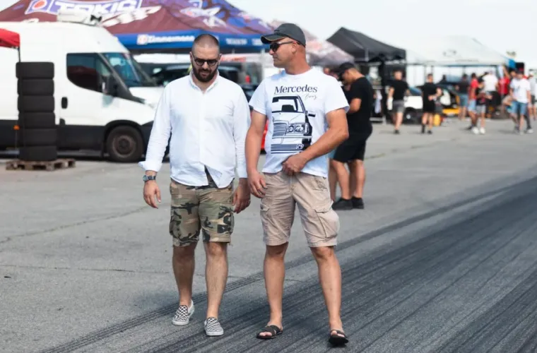 Dok su automobili plesali po asfaltu, svi su krajičkom oka gledali ljepoticu u kratkim hlačama