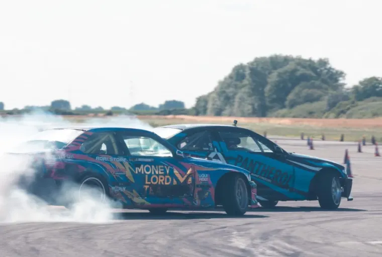 Dok su automobili plesali po asfaltu, svi su krajičkom oka gledali ljepoticu u kratkim hlačama