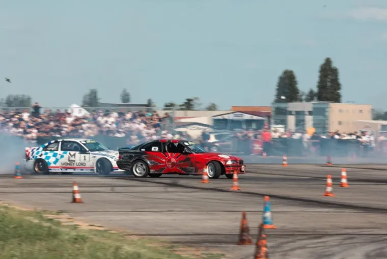 Dok su automobili plesali po asfaltu, svi su krajičkom oka gledali ljepoticu u kratkim hlačama