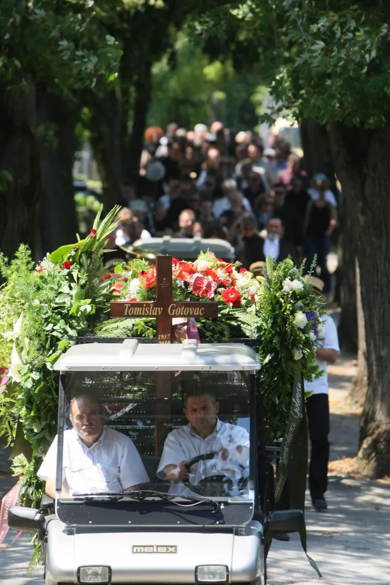 Tomislav Gotovac napustio nas je prije 15 godina, a ovako je izgledao sprovod koji je režirao sam