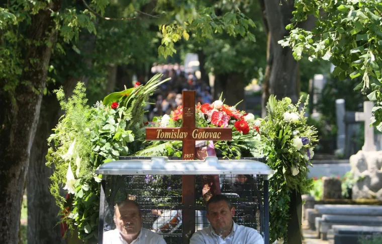Tomislav Gotovac napustio nas je prije 15 godina, a ovako je izgledao sprovod koji je režirao sam