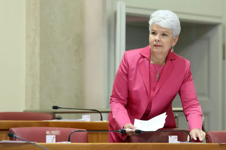 Nekad je imala dugu kosu: Biste li prepoznali Jadranku Kosor u mlađim danima?