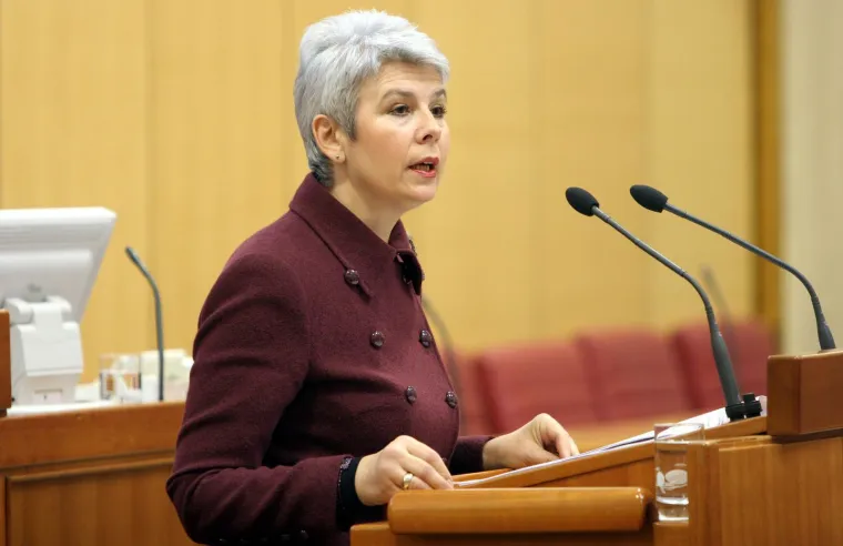 Nekad je imala dugu kosu: Biste li prepoznali Jadranku Kosor u mlađim danima?