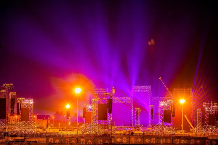 Sve blje&scaron;ti: Hipodrom spreman za povijesni Thompsonov spektakl. Pogledajte prizore