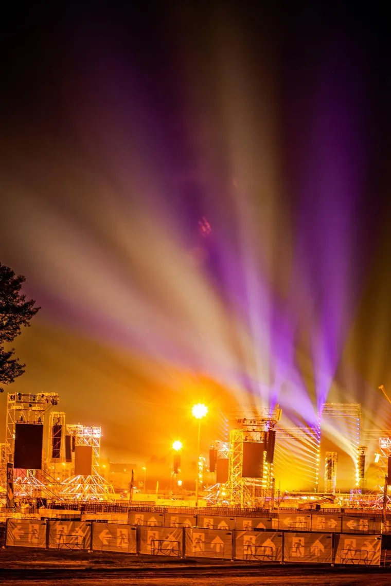 Sve blje&scaron;ti: Hipodrom spreman za povijesni Thompsonov spektakl. Pogledajte prizore