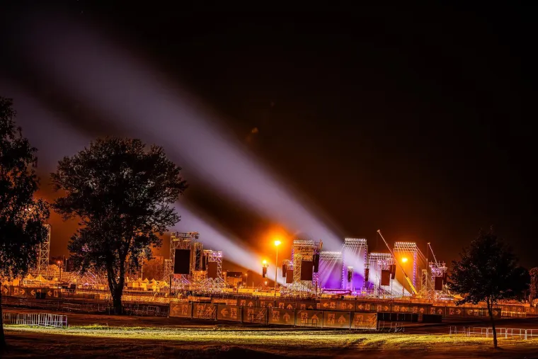 Sve blje&scaron;ti: Hipodrom spreman za povijesni Thompsonov spektakl. Pogledajte prizore