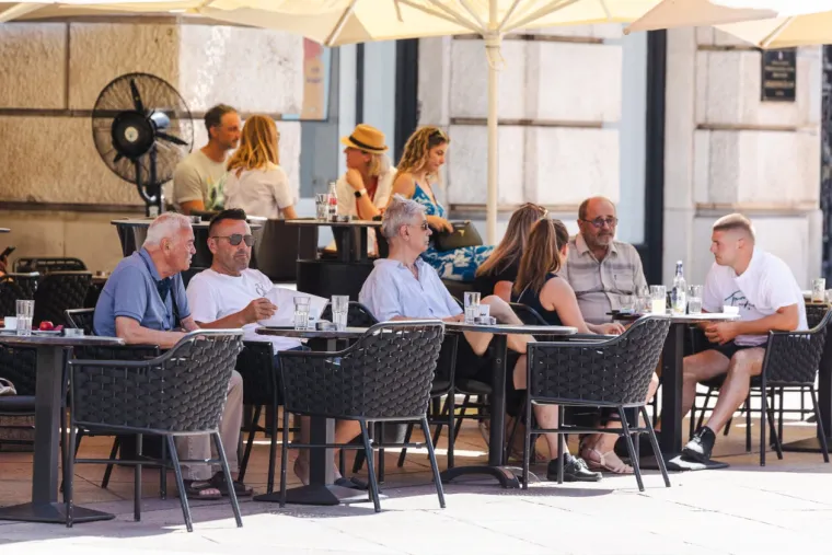 Tlo gori, a samo najhrabriji su izašli u centar: Riječani navikli na toplinski val