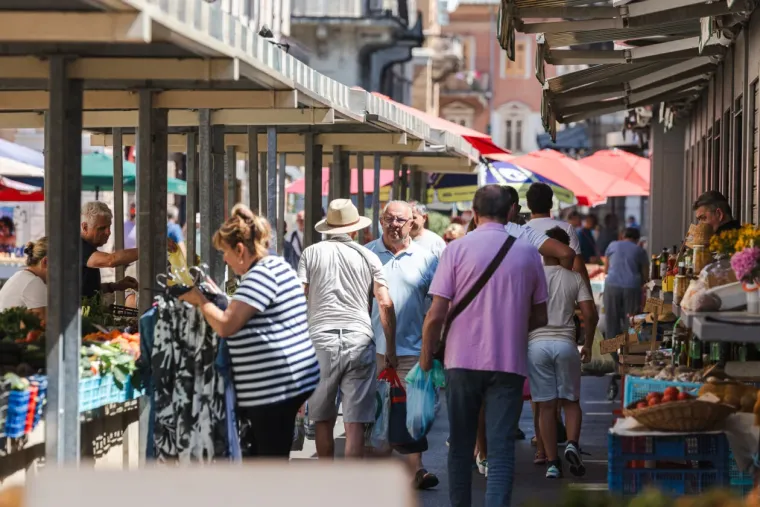 Tlo gori, a samo najhrabriji su izašli u centar: Riječani navikli na toplinski val