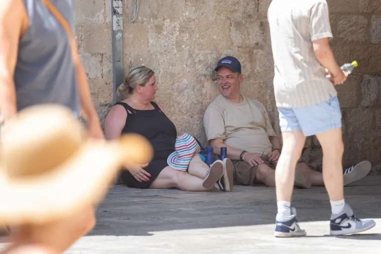 Mahanje lepezom i polijevanje vodom? Samo naprijed! Dubrovčani znaju kako preživjeti ljeto
