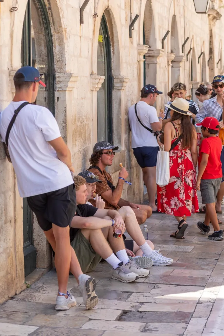 Mahanje lepezom i polijevanje vodom? Samo naprijed! Dubrovčani znaju kako preživjeti ljeto