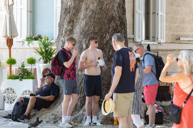 Mahanje lepezom i polijevanje vodom? Samo naprijed! Dubrovčani znaju kako preživjeti ljeto