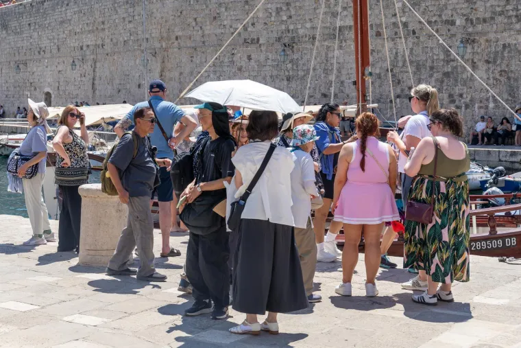 Mahanje lepezom i polijevanje vodom? Samo naprijed! Dubrovčani znaju kako preživjeti ljeto