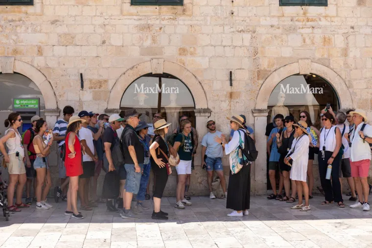 Mahanje lepezom i polijevanje vodom? Samo naprijed! Dubrovčani znaju kako preživjeti ljeto
