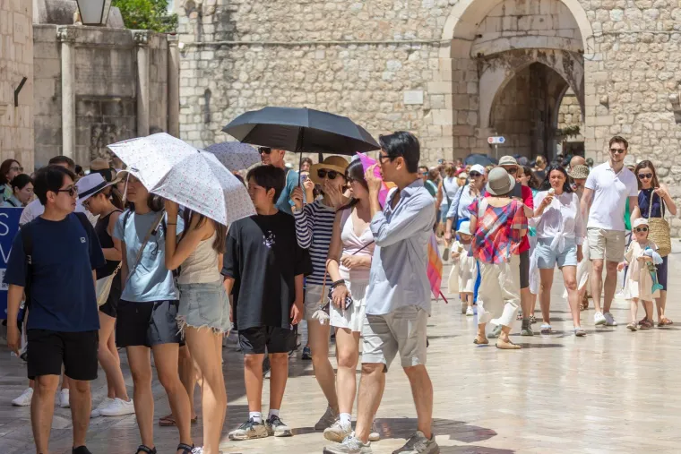 Mahanje lepezom i polijevanje vodom? Samo naprijed! Dubrovčani znaju kako preživjeti ljeto