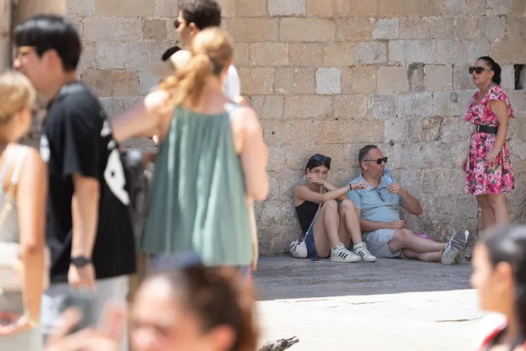 Mahanje lepezom i polijevanje vodom? Samo naprijed! Dubrovčani znaju kako preživjeti ljeto