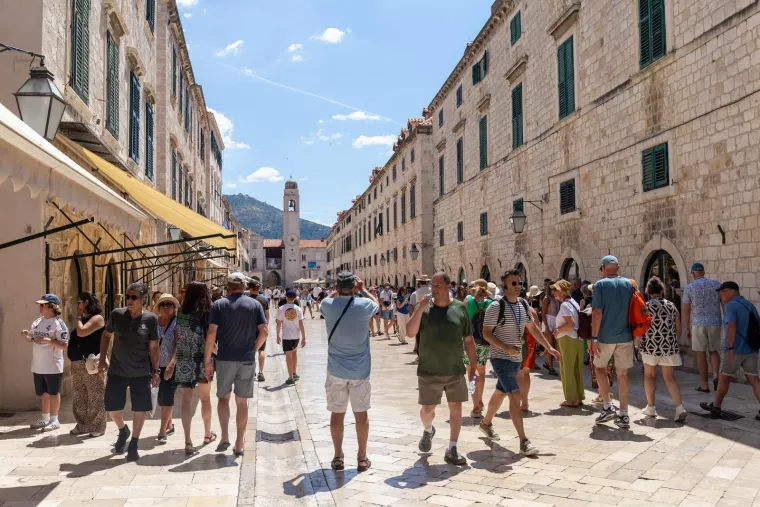 Mahanje lepezom i polijevanje vodom? Samo naprijed! Dubrovčani znaju kako preživjeti ljeto