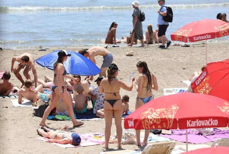 Splitska plaža gori: Pogledajte kako turisti uživaju u moru dok udara toplinski val
