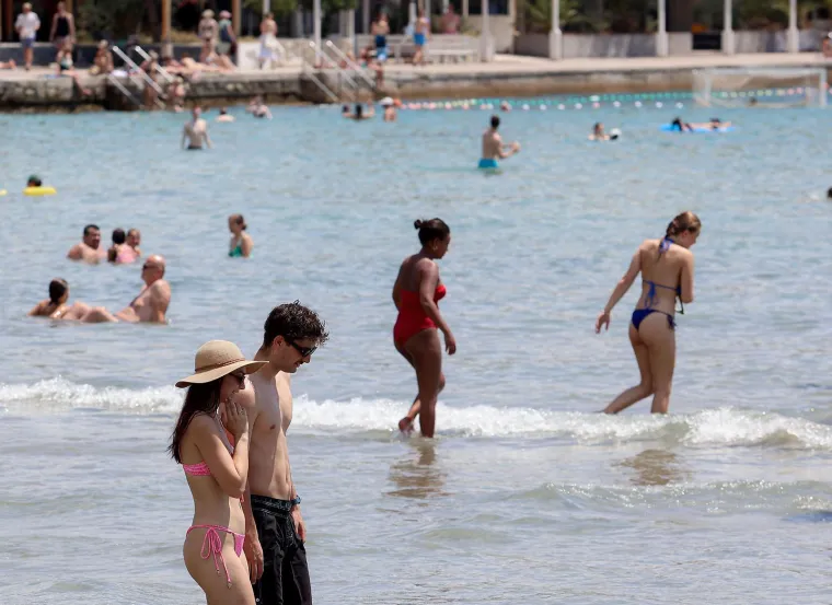 Splitska plaža gori: Pogledajte kako turisti uživaju u moru dok udara toplinski val
