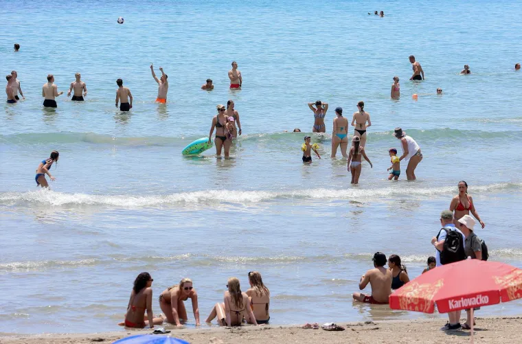Splitska plaža gori: Pogledajte kako turisti uživaju u moru dok udara toplinski val
