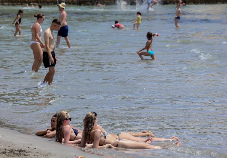 Splitska plaža gori: Pogledajte kako turisti uživaju u moru dok udara toplinski val
