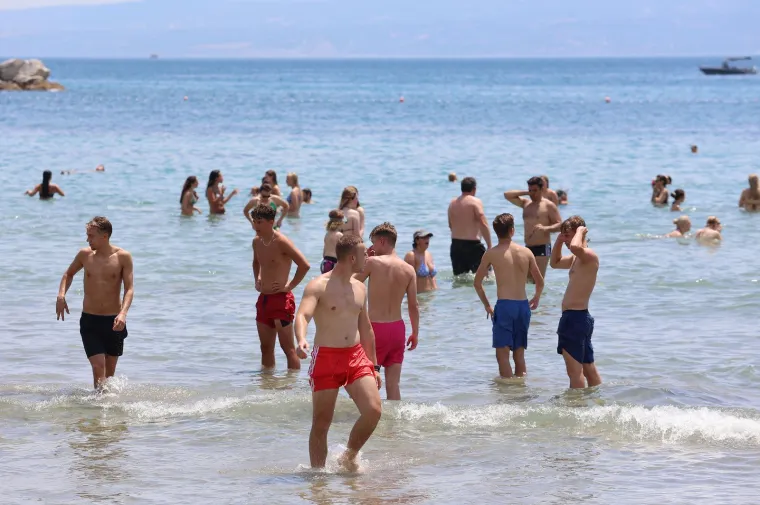 Splitska plaža gori: Pogledajte kako turisti uživaju u moru dok udara toplinski val