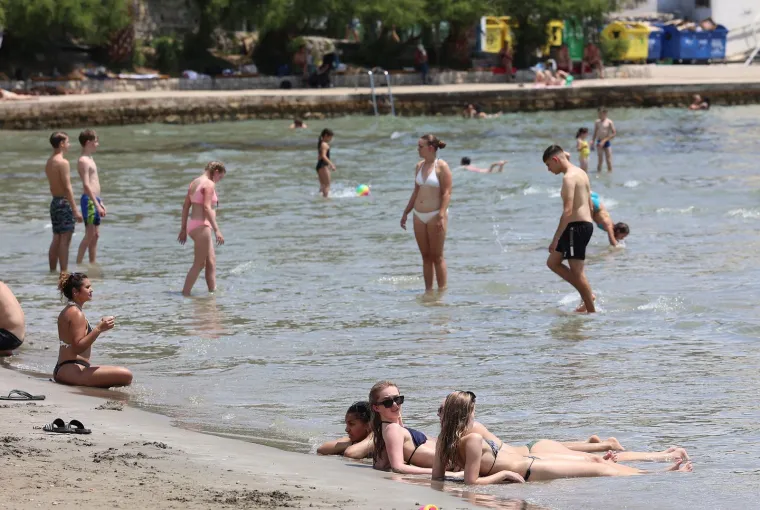 Splitska plaža gori: Pogledajte kako turisti uživaju u moru dok udara toplinski val