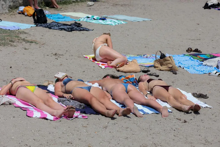 Splitska plaža gori: Pogledajte kako turisti uživaju u moru dok udara toplinski val
