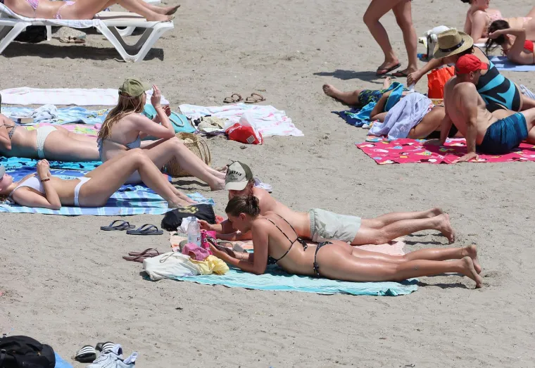 Splitska plaža gori: Pogledajte kako turisti uživaju u moru dok udara toplinski val