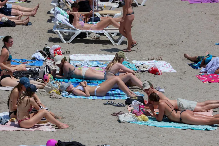 Splitska plaža gori: Pogledajte kako turisti uživaju u moru dok udara toplinski val