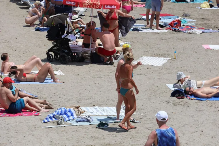 Splitska plaža gori: Pogledajte kako turisti uživaju u moru dok udara toplinski val