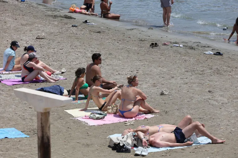 Splitska plaža gori: Pogledajte kako turisti uživaju u moru dok udara toplinski val