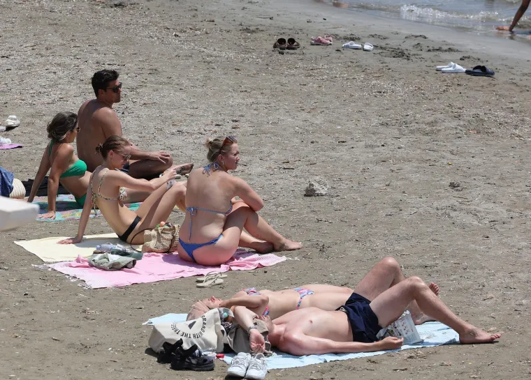Splitska plaža gori: Pogledajte kako turisti uživaju u moru dok udara toplinski val