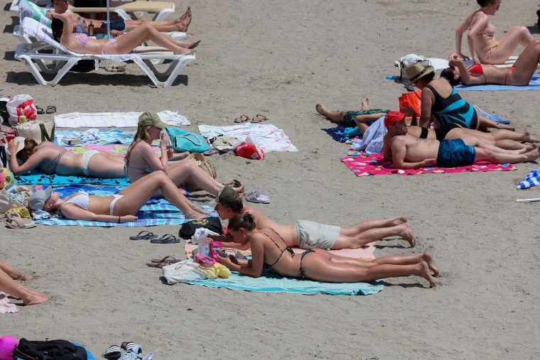 Splitska plaža gori: Pogledajte kako turisti uživaju u moru dok udara toplinski val