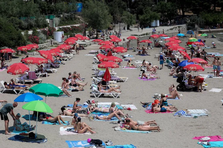 Splitska plaža gori: Pogledajte kako turisti uživaju u moru dok udara toplinski val