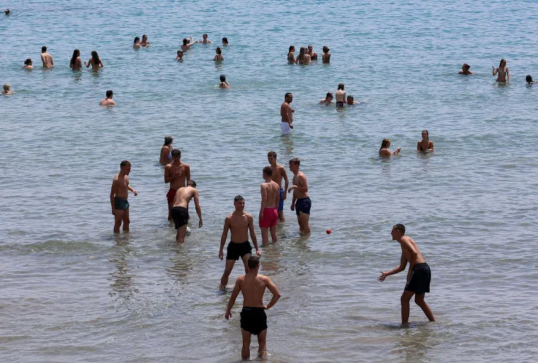 Splitska plaža gori: Pogledajte kako turisti uživaju u moru dok udara toplinski val