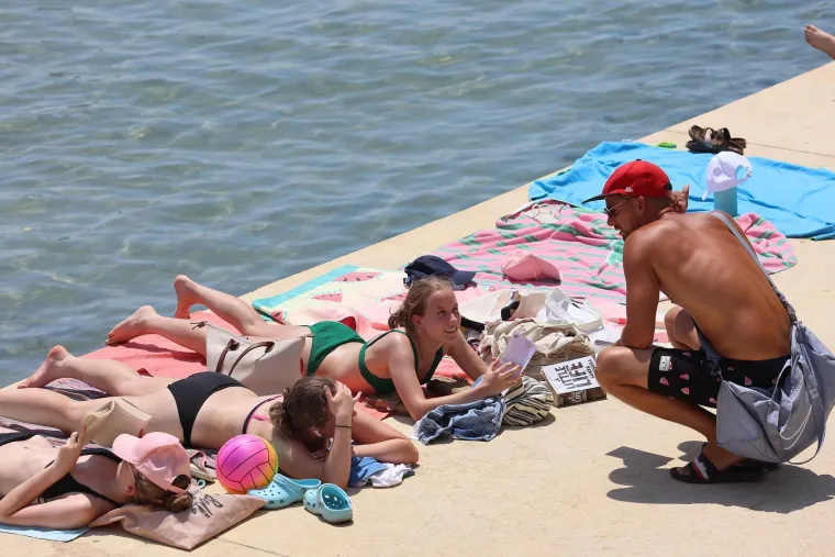 Splitska plaža gori: Pogledajte kako turisti uživaju u moru dok udara toplinski val