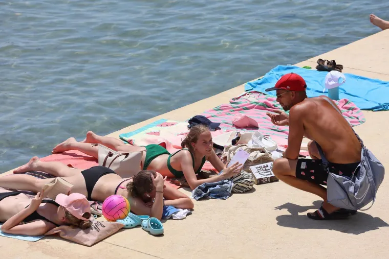 Splitska plaža gori: Pogledajte kako turisti uživaju u moru dok udara toplinski val