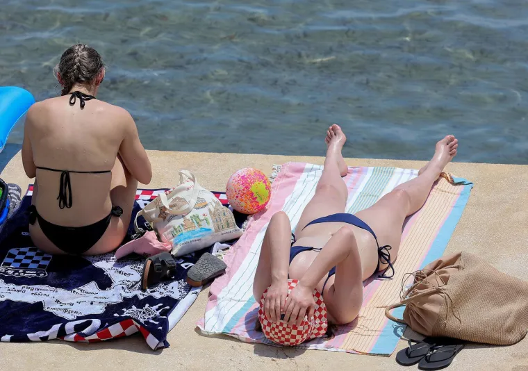 Splitska plaža gori: Pogledajte kako turisti uživaju u moru dok udara toplinski val
