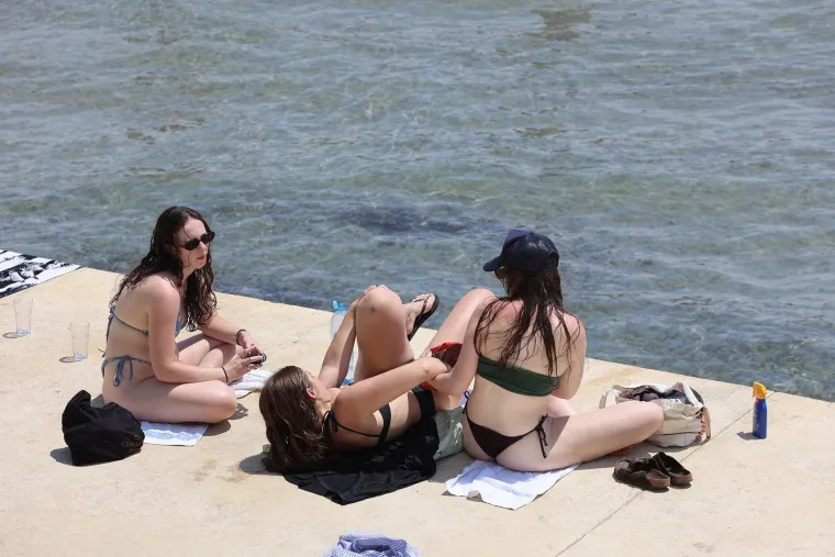 Splitska plaža gori: Pogledajte kako turisti uživaju u moru dok udara toplinski val
